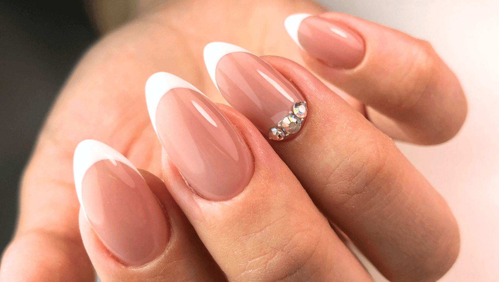 Unhas francesinhas para 2026: novas ideias para esse estilo clássico - Negócios de Beleza - Beauty Fair