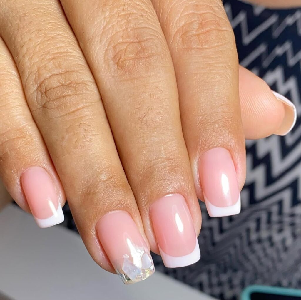 Unhas francesinhas para 2026: novas ideias para esse estilo clássico - Negócios de Beleza - Beauty Fair